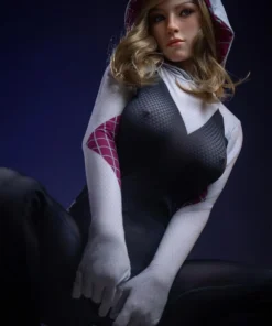 Poupée sexuelle Evalie 167 cm IronTech Doll en silicone, posée en tenue moulante et capuche.