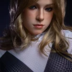 Evalie Sex Doll 167 cm IronTech Doll, gros plan visage réaliste, cheveux blonds, regard intense.