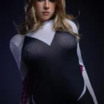 Evalie Sex Doll 167 cm IronTech Doll en combinaison moulante noire et blanche, cheveux blonds.