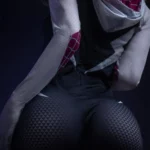 Evalie Sex Doll 167 cm IronTech en tenue moulante vue de dos, éclairage sombre.