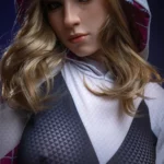Evalie Sex Doll 167 cm IronTech, regard intense, capuche blanche, cheveux blonds ondulés.