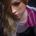 Evalie Sex Doll 167 cm IronTech, vue plongeante, cheveux blonds, tenue rose et blanche.
