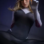 Evalie Sex Doll 167 cm IronTech Doll en tenue noire et blanche, pose assise dynamique.