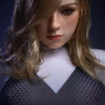 Evalie Sex Doll 167 cm IronTech, gros plan visage réaliste, cheveux blonds, vêtement texturé.