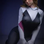 Evalie Sex Doll 167 cm IronTech Doll en pose agenouillée, tenue noire et blanche moulante.