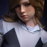Evalie Sex Doll 167 cm IronTech en tenue moderne, gros plan visage réaliste.