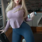 Evelynia Sex Doll 165 cm IronTech en tenue de sport, tenant un haltère dans une cuisine moderne.