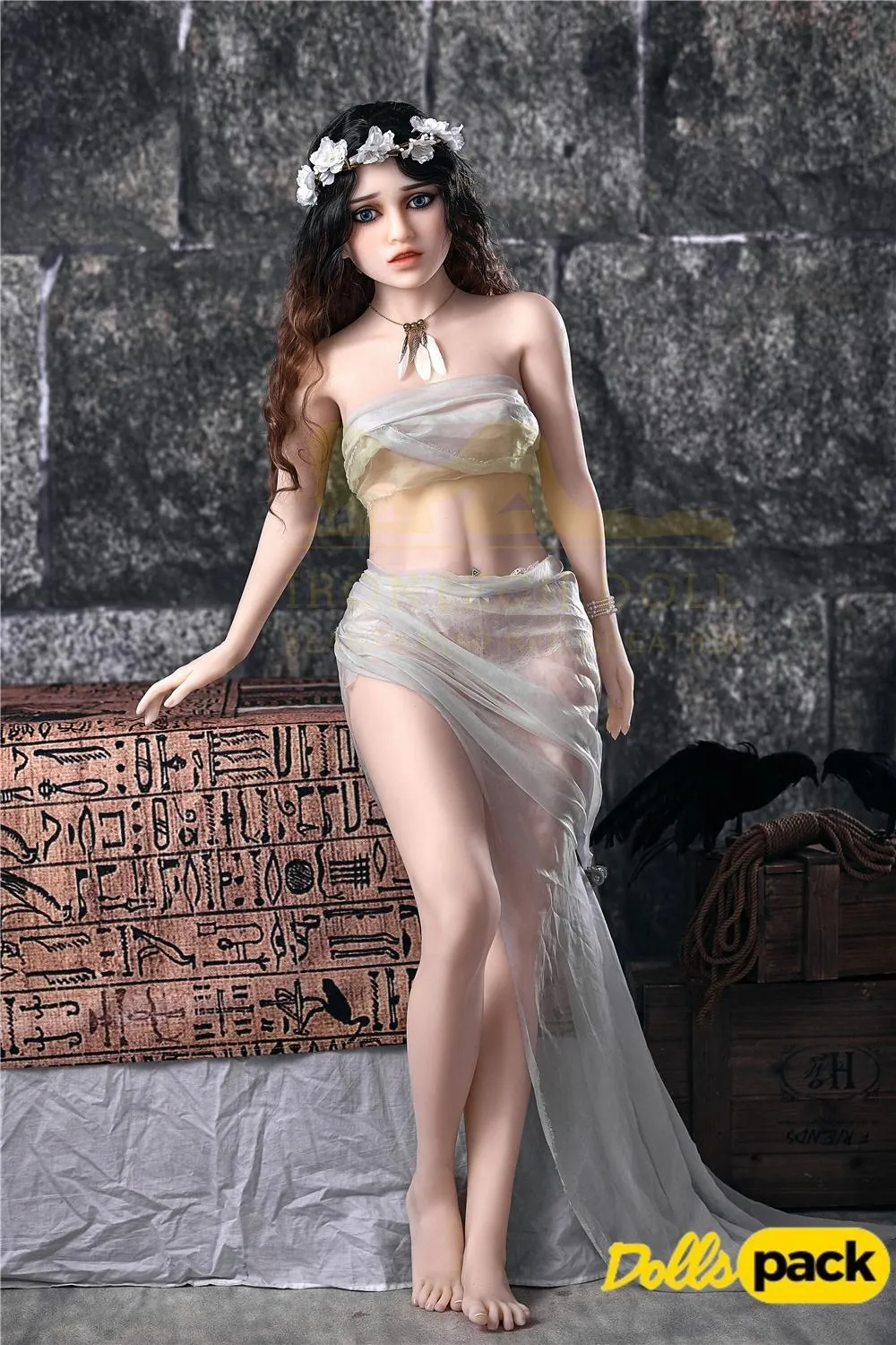 Jolipoup Sex Doll 150 cm IronTech Doll TPE en pose élégante, vêtue de voiles blancs.