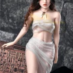 Jolipoup Sex Doll 150 cm IronTech Doll TPE en pose élégante avec robe transparente et couronne florale.