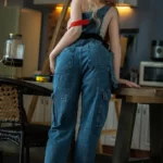 Lanalia Sex Doll 165 cm IronTech Doll en salopette, vue de dos dans une cuisine moderne.