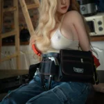Lanalia Sex Doll 165 cm IronTech Doll assise, cheveux blonds, débardeur blanc, jeans.