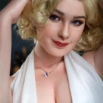 Lelia Sex Doll 164 cm IronTech Doll en robe blanche, cheveux blonds bouclés, regard séduisant.
