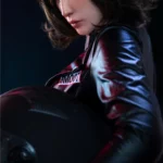 Lélie Sex Doll 166 cm IronTech en blouson noir, tenant un casque, regard intense.