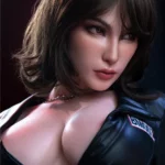 Lélie Sex Doll 166 cm IronTech en veste noire, vue rapprochée, cheveux bruns courts.