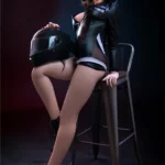 Lélie Sex Doll 166 cm IronTech en tenue motarde, assise sur un tabouret, tenant un casque.