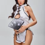 Léola Sex Doll 168 cm IronTech en tenue de soubrette, tenant un éventail, pose debout.