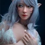 Léona Sex Doll 166 cm IronTech, cheveux argentés, oreilles pointues, lingerie blanche.
