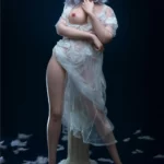Léona Sex Doll 166 cm IronTech en robe transparente, pose élégante sur piédestal.