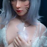Léona Sex Doll 166 cm IronTech, oreilles d'elfe, cheveux gris, tenue dentelle, plume en main.