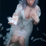 Léona Sex Doll 166 cm IronTech en robe dentelle blanche, cheveux argentés, posant avec plume.