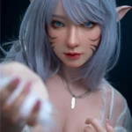 Léona Sex Doll 166 cm IronTech Doll, oreilles d'elfe, cheveux argentés, lingerie blanche.