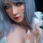 Léona Sex Doll 166 cm IronTech Doll avec oreilles pointues, cheveux argentés, plume blanche.