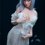Léona Sex Doll 166 cm IronTech en dentelle blanche, oreilles de chat, cheveux gris.
