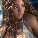 Lilabelle Sex Doll 164 cm IronTech Doll, cheveux bruns ondulés, regard intense, haut décolleté.