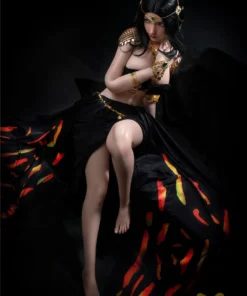 Lilika Sex Doll 166 cm IronTech en robe noire, pose assise élégante, cheveux longs noirs.