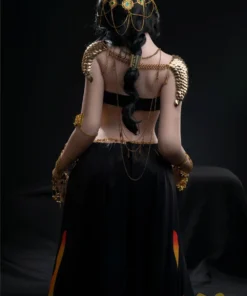 Lilika Sex Doll 166 cm IronTech, vue de dos, coiffure tressée, tenue dorée et noire.