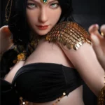 Lilika Sex Doll 166 cm IronTech Doll en tenue noire et or avec accessoires élégants.