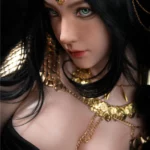 Lilika Sex Doll 166 cm IronTech, regard captivant, cheveux noirs, bijoux dorés, tenue noire élégante.