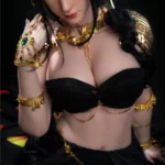 Lilika Sex Doll 166 cm IronTech Doll en tenue orientale noire et dorée, bijoux verts.