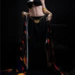 Lilika Sex Doll 166 cm IronTech en tenue orientale, pose debout, fond sombre.