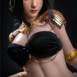 Lilika Sex Doll 166 cm IronTech, en tenue orientale noire et dorée, regard captivant.