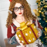 Lilika Sex Doll 150 cm IronTech Doll TPE tenant un cadeau devant un sapin de Noël.