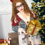 Lilika Sex Doll 150 cm IronTech Doll TPE en tenue festive, tenant un cadeau devant un sapin de Noël.
