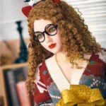 Lilika Sex Doll 150 cm IronTech Doll en pull d'hiver, lunettes rondes, tenant un cadeau.