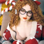 Lilika Sex Doll 150 cm IronTech Doll TPE en pull festif, lunettes, et serre-tête renne.