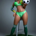 Lilka Sex Doll 164 cm IronTech en maillot vert, posant debout avec un ballon de football.