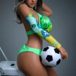 Lilka Sex Doll 164 cm IronTech Doll en tenue de foot verte, assise avec ballon.