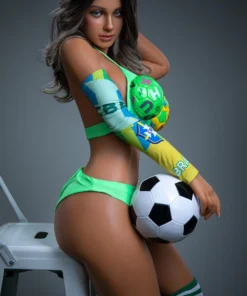 Lilka Sex Doll 164 cm IronTech Doll en tenue de foot verte, assise avec ballon.