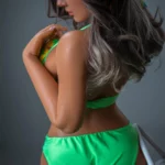 Lilka Sex Doll 164 cm en lingerie verte, vue de dos, cheveux longs et bruns.