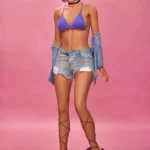 Lilun Sex Doll 168 cm IronTech en bikini violet, short en jean, sur fond rose.