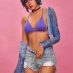 Lilun Sex Doll 168 cm en short denim, top violet, pose décontractée, fond rose.