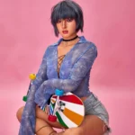 Lilun Sex Doll 168 cm IronTech assise, chemise bleue, short en jean, skateboard coloré.