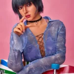 Lilun Sex Doll 168 cm IronTech avec perruque bleue, chemise transparente, posant avec un skateboard coloré.