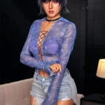 Lilun Sex Doll 168 cm IronTech, pose debout, chemise bleue transparente, short en jean.