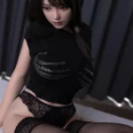 Liora Sex Doll 165 cm IronTech en lingerie noire, assise, regard vers le bas.