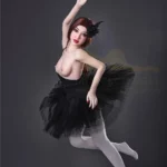 Lisette Sex Doll 150 cm IronTech en pose de danse, robe noire, fond gris.